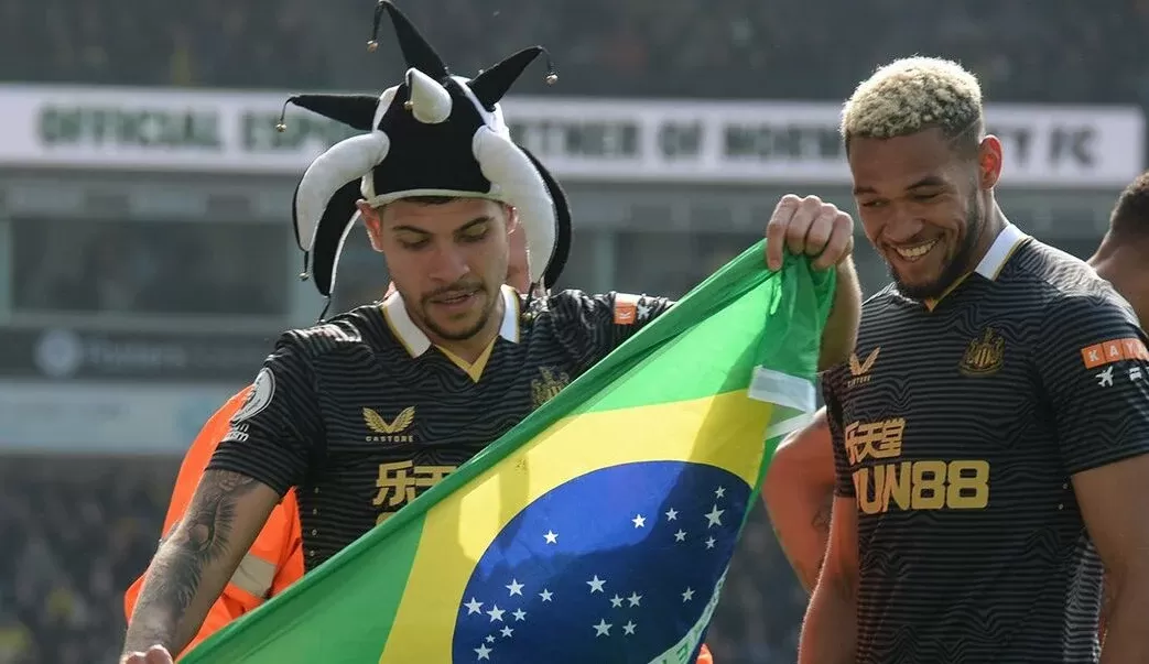 Joelinton chega a 100 jogos pela Premier League e recebe homenagem da torcida