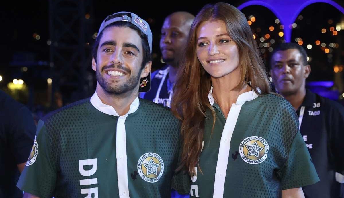 Pedro Scooby e Cíntia Dicker vão ao desfile da Mocidade.