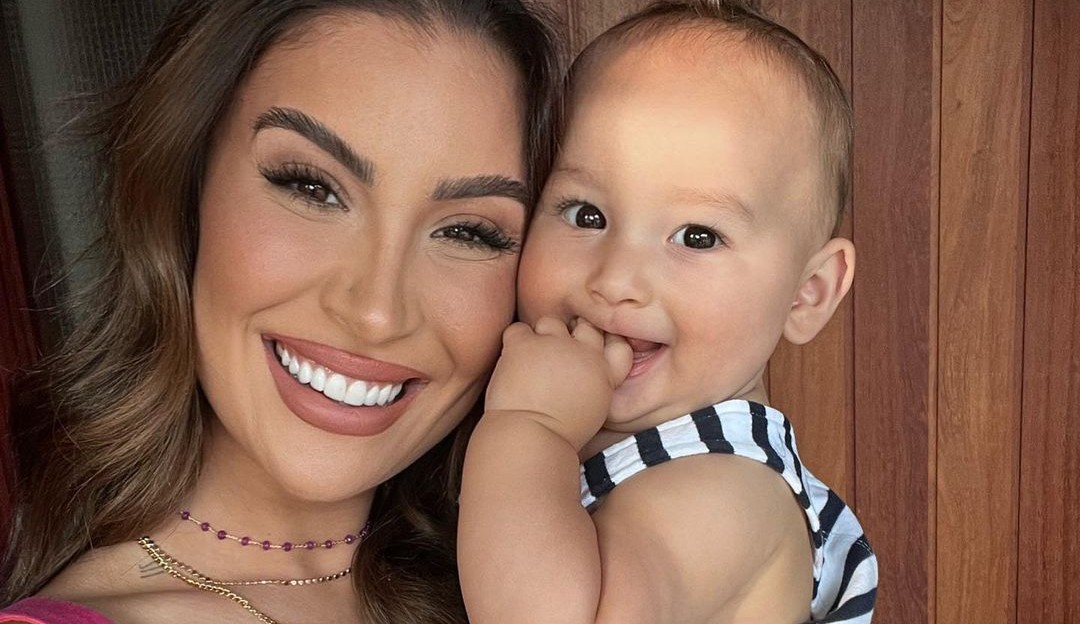 Bianca Andrade se diverte fazendo massagem facial no filho: “Skin Care no nenein”