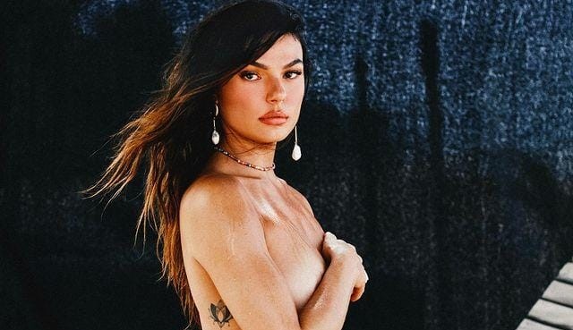 Isis Valverde posa de topless em seu Instagram: “Mar, sal e areia”
