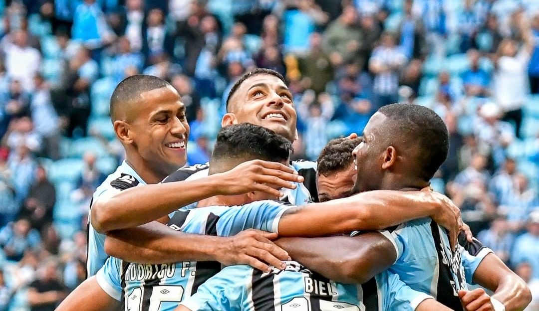 Em jogo de muitos gols perdidos, Grêmio vence o CRB e se torna líder da série B