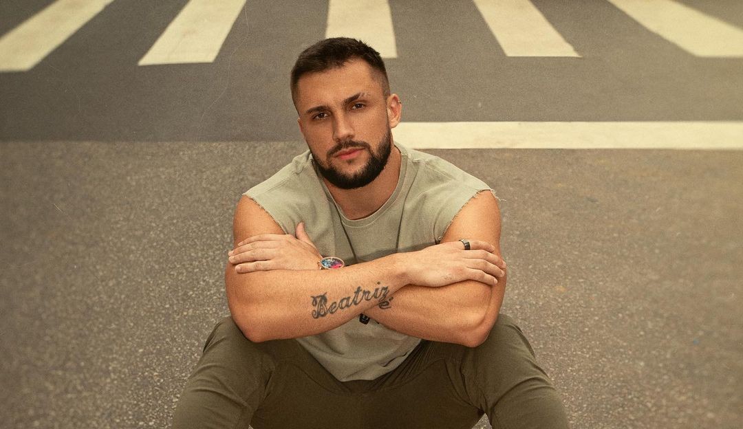 Ex-BBB Arthur Picoli relata ataque verbal em balada: “O da roça chegou mesmo”