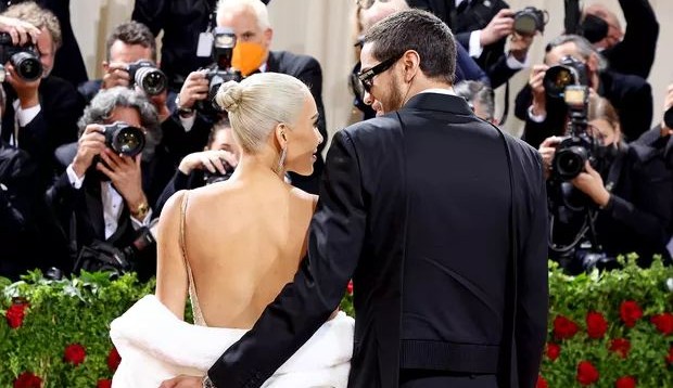 Kim Kardashian vai acompanhada de Pete Davidson para o Met Gala 2022