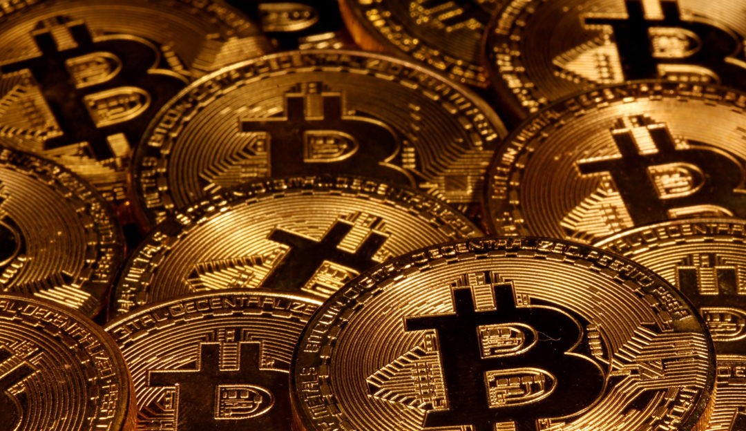 Bitcoin enfrenta desvalorização e alcança menor valor em três meses
