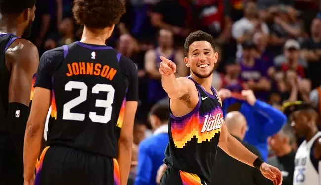 Suns vencem Mavericks com show de Booker e ficam a uma vitória da final de conferência