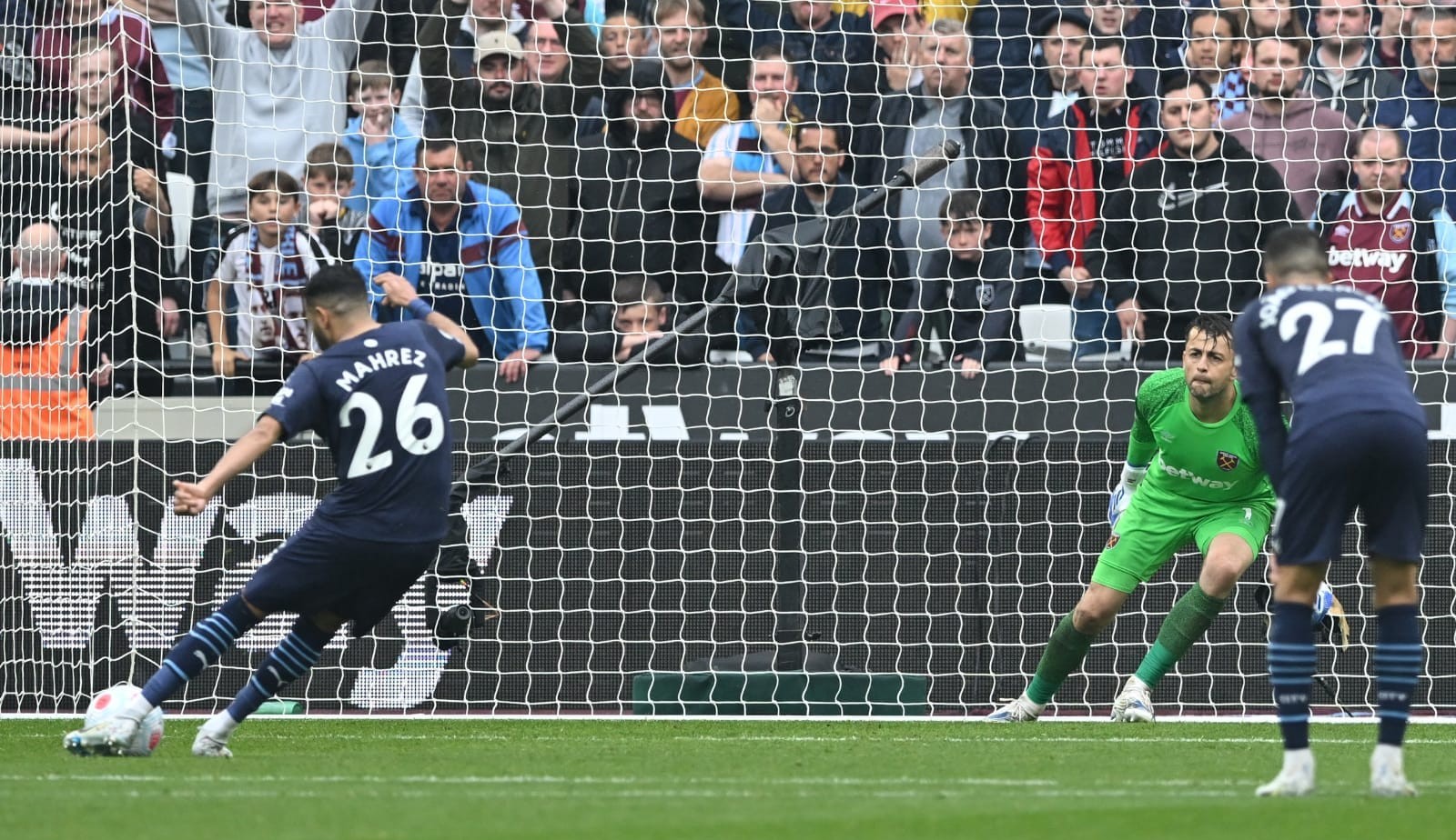 City empata com West Ham e deixa viva a disputa pelo título