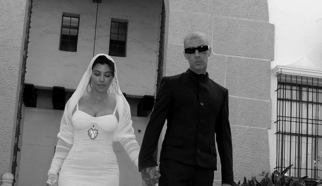A ausência dos filhos de Kourtney Kardashian em seu casamento gera polêmica