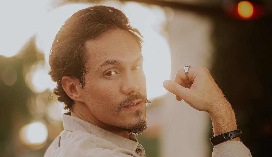 Eliezer, ex-BBB, brinca sobre não estar ficando com ninguém