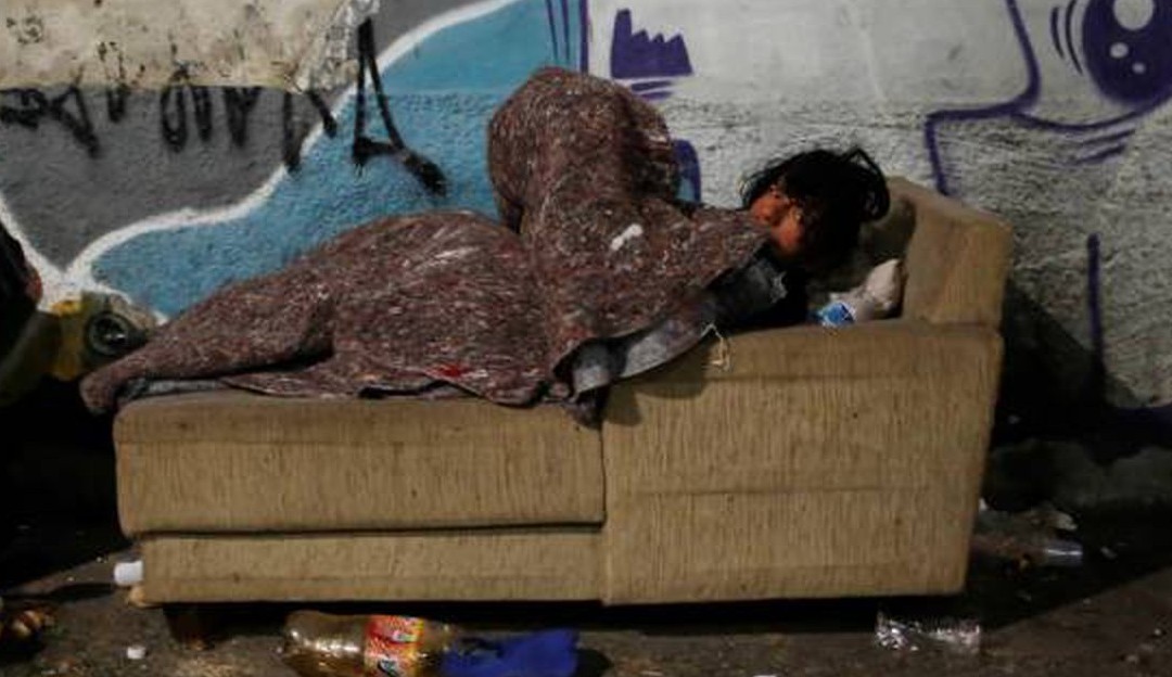Em meio ao frio, moradores de rua sofrem com falta de vagas nos abrigos em SP