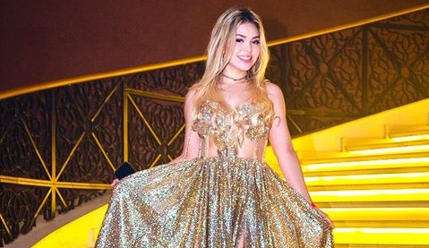 Melody apresenta seu novo carro de luxo em festa de 15 anos