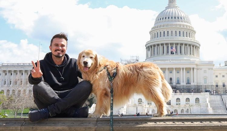 Conheça o influenciador brasileiro e seu cachorro que viajavam o mundo de fusca antes de acidente fatal