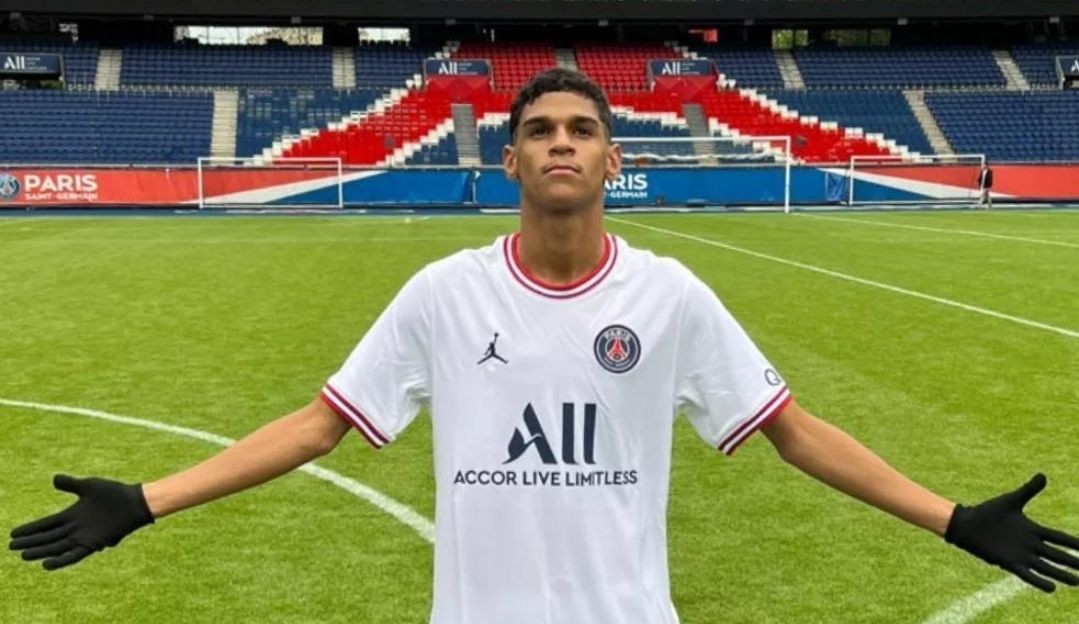 Luva de Pedreiro é tietado por fãs e marca gol no Parc des Princes
