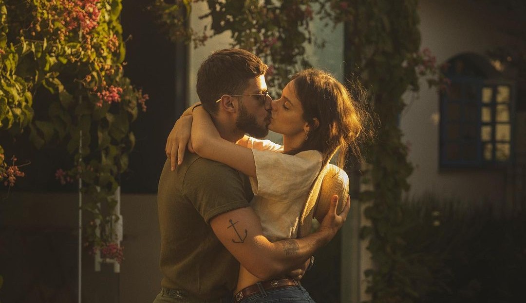 Chay Suede e Laura Neiva postam foto trocando beijo apaixonado