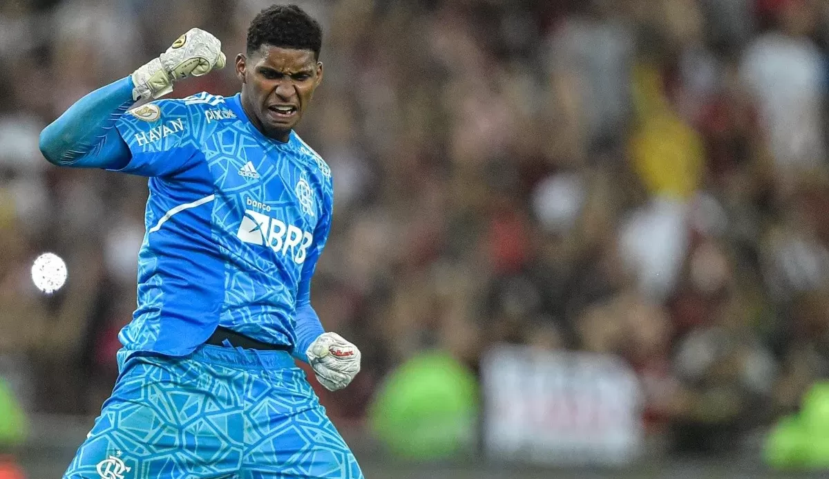 Hugo Souza brilha em clássico contra o Fluminense e sai aplaudido pela torcida no Maracanã