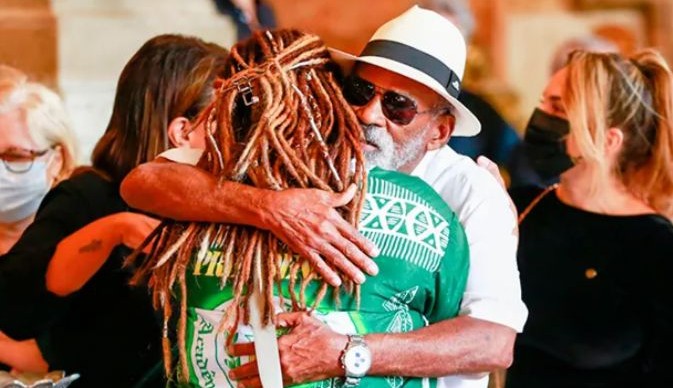 Amigos e familiares de Milton Gonçalves prestam suas últimas homenagens ao ator