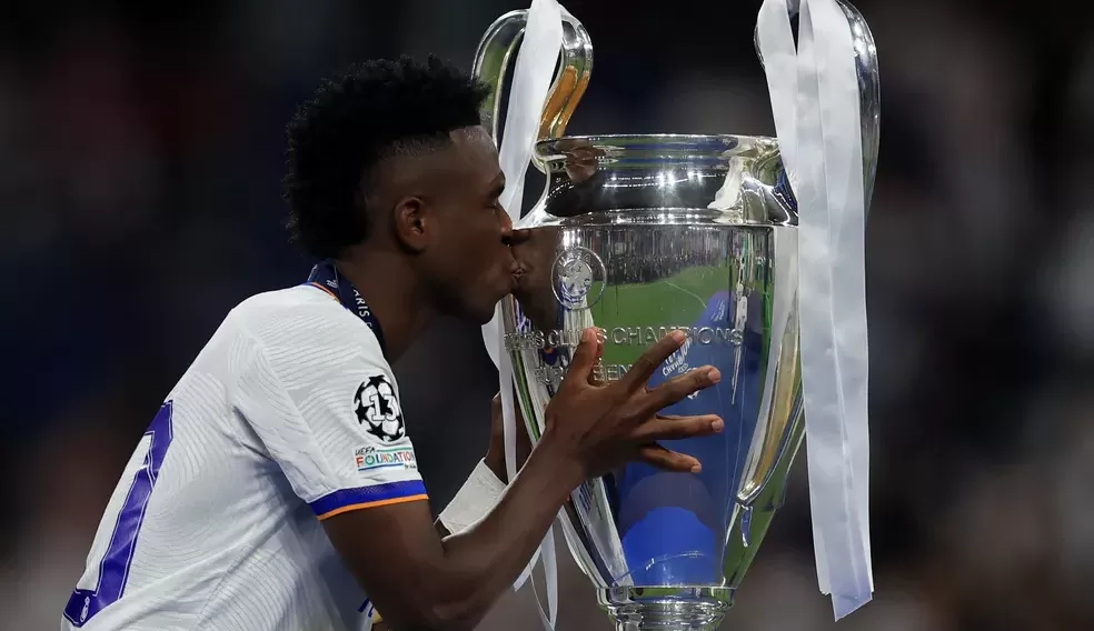 Vini Jr é eleito jogador revelação e Benzema fatura prêmio de melhor jogador
