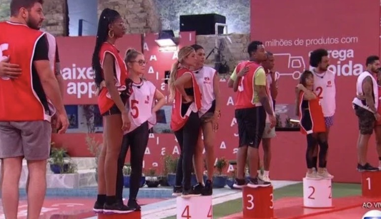 Camilla de Lucas e Carla Diaz viram meme na web por diferença de altura