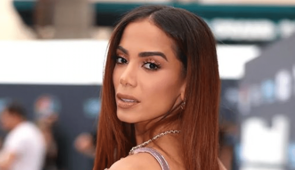 Anitta remarca festa junina após cura de seu pai