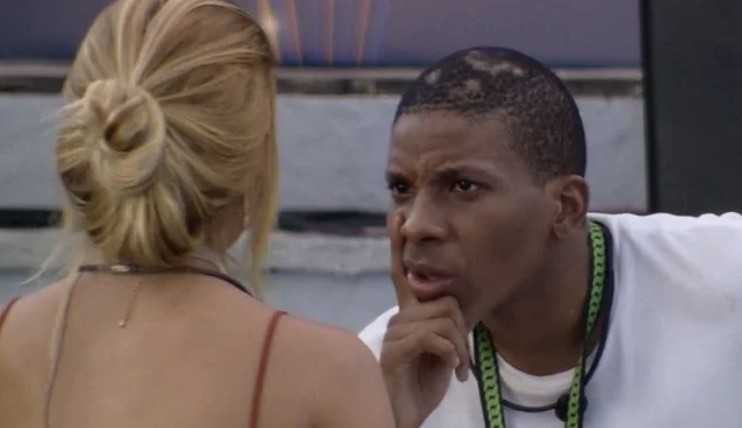 Lucas e Kerline discutem, após o brother tentar fazer papel de cupido
