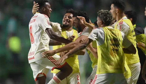 Internacional vence Goiás e se firma no G-4 do Brasileirão