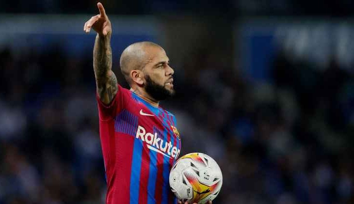 Dispensado do Barcelona, Daniel Alves procura novo clube para jogar