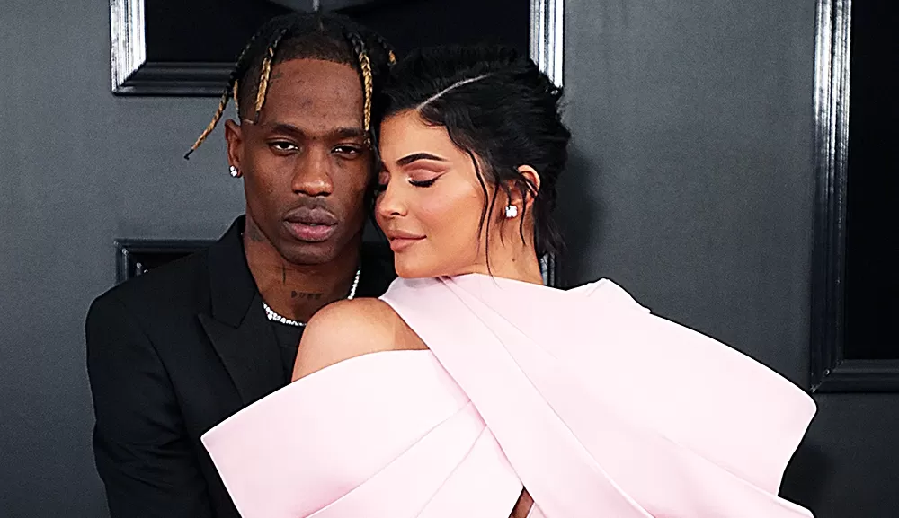 Travis Scott mostra Kylie Jenner cozinhando em nova foto rara