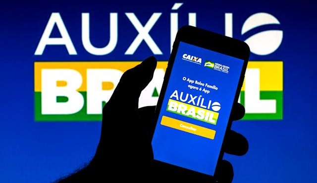 Governo Federal estuda aumento de valor do Auxílio Brasil