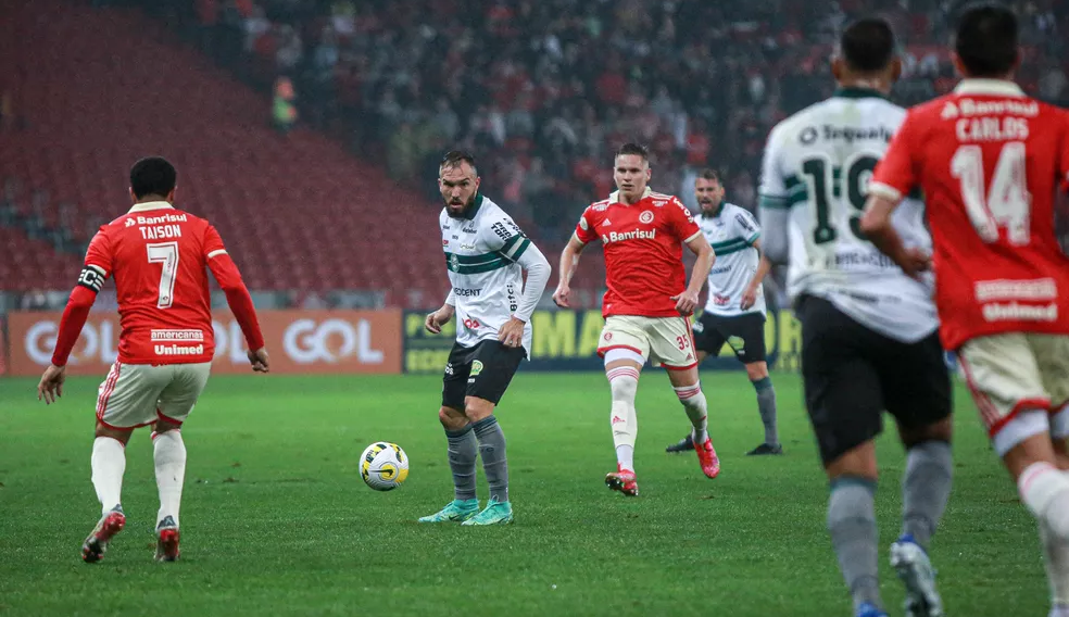 Inter bate o Coritiba em casa e segue na briga pelo G4