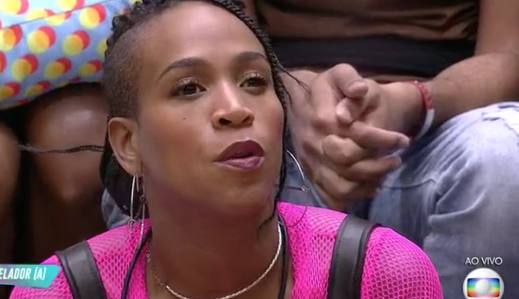 Karol Conká é ignorada por Tiago Leifert no jogo da discórdia e web vibra