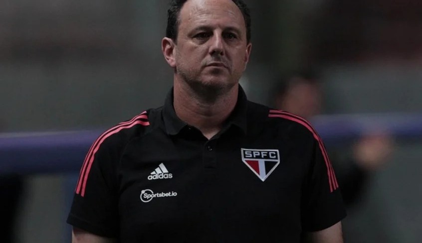 Ceni fica irritado e joga seu casaco após gol perdido