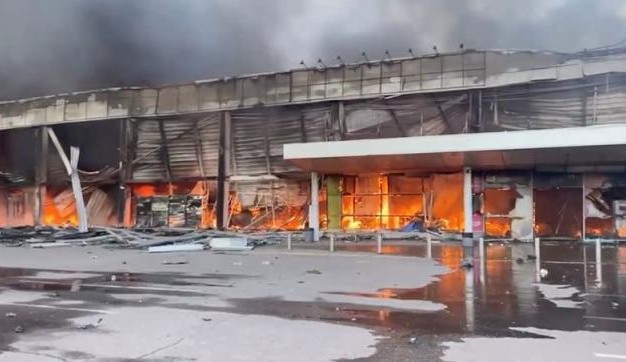 Ataque russo a shopping na Ucrânia deixa mortos e feridos
