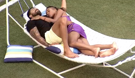 Após dizer que Carla Diaz e Arcrebiano não combinam, Karol Conká dá em cima do brother