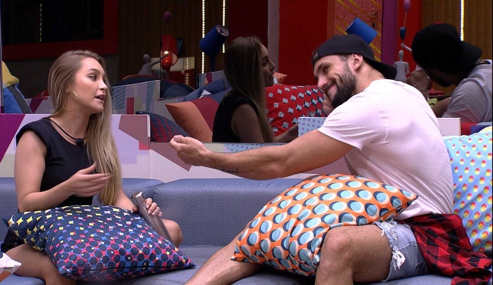 Carla Diaz rejeita flechada de Arthur: “Eu fico com alguém, é quando estou envolvida”