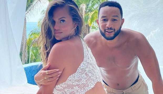Chrissy Teigen se emociona ao relembrar aborto espontâneo que sofreu
