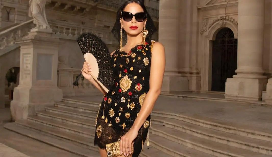 Anitta arrasa nos looks em desfile na Itália