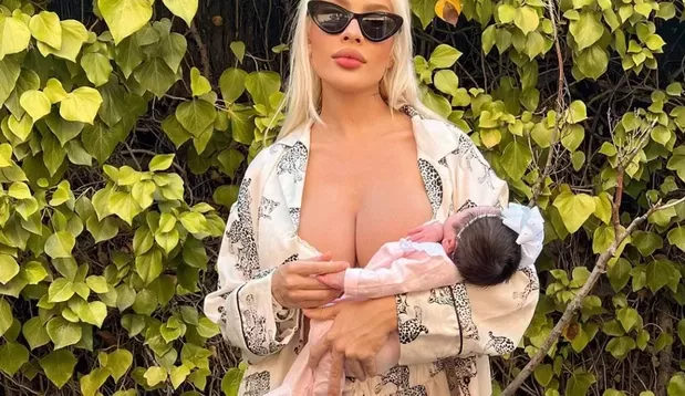 Karoline Lima deixa hospital com sua filha Cecília, fruto da relação com Éder Militão