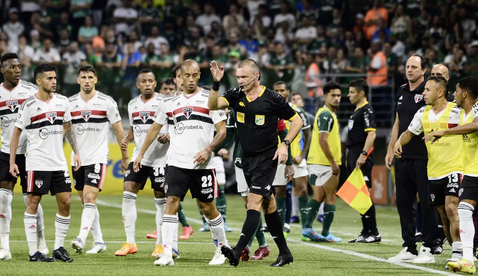 CBF divulga aúdio do VAR e palmeirenses ficam revoltados