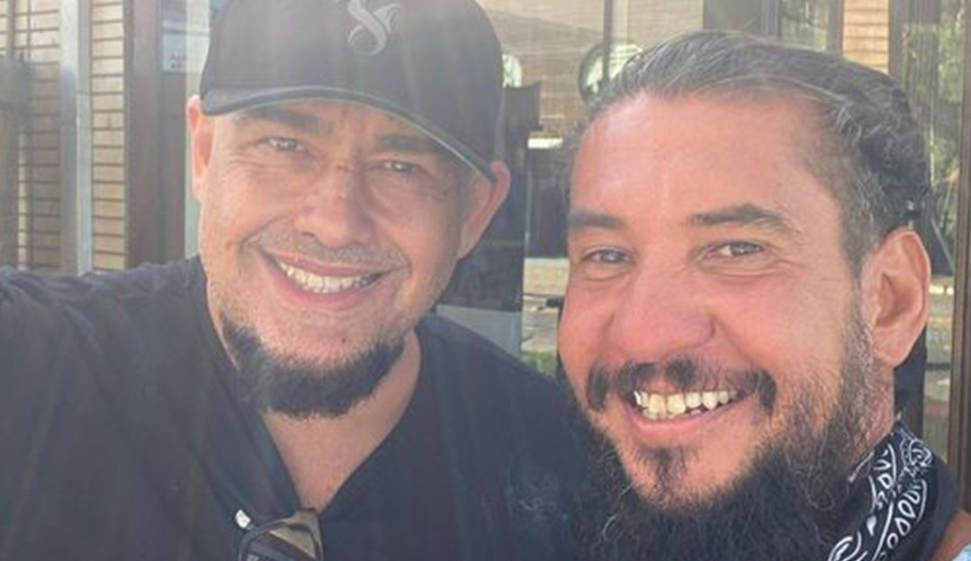 Rodolfo Abrantes e Digão, do Raimundos, posam juntos após 20 anos