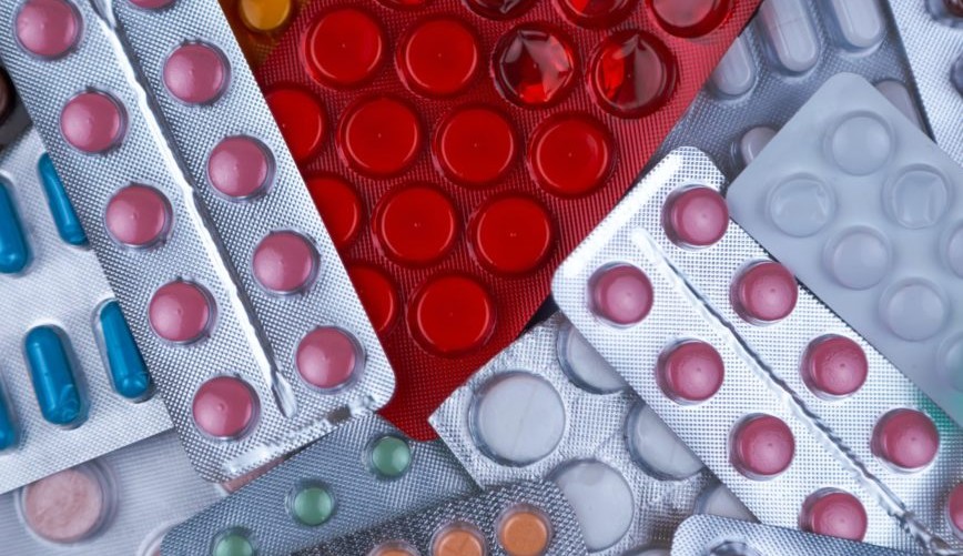 Vacinas e medicamentos vencidos são desperdiçados em depósitos do Ministério da Saúde