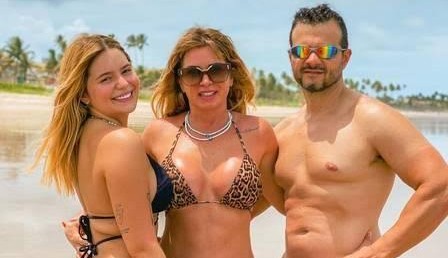 Mãe de Viih Tube é pedida em casamento nas Maldivas