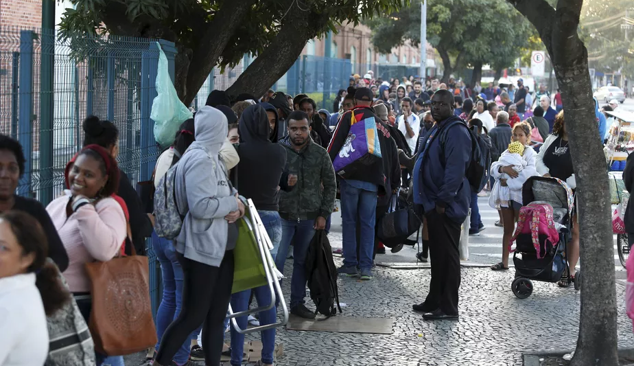 Entenda por que a fila do Auxílio Brasil está aumentando