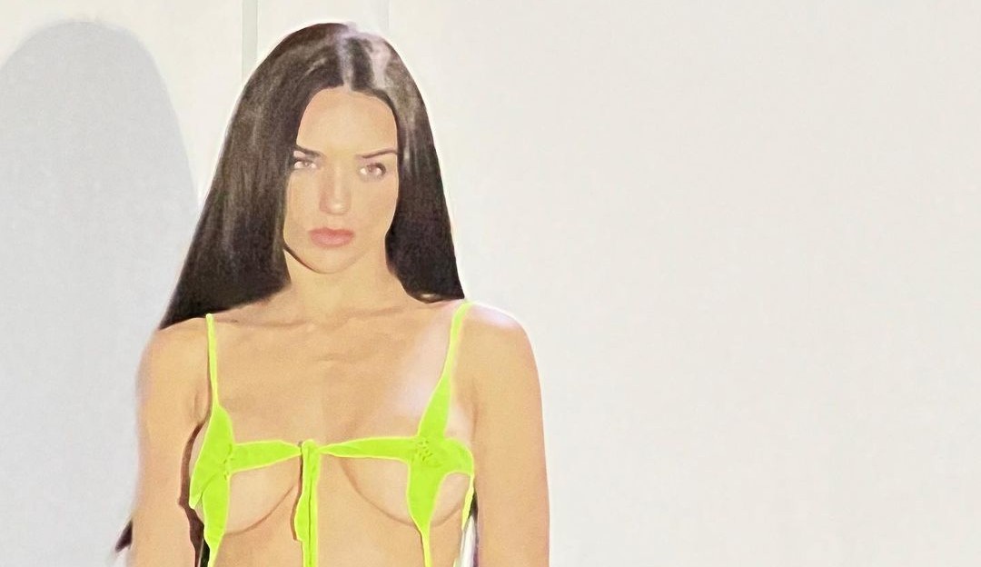 Rafa Kalimann exibe o corpo em body neon em sessão de fotos