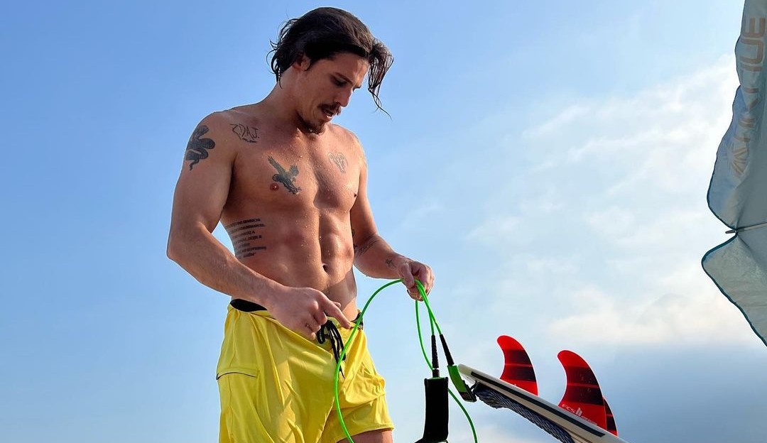 Rômulo Arantes Neto curte dia de surfe em praia paradisíaca