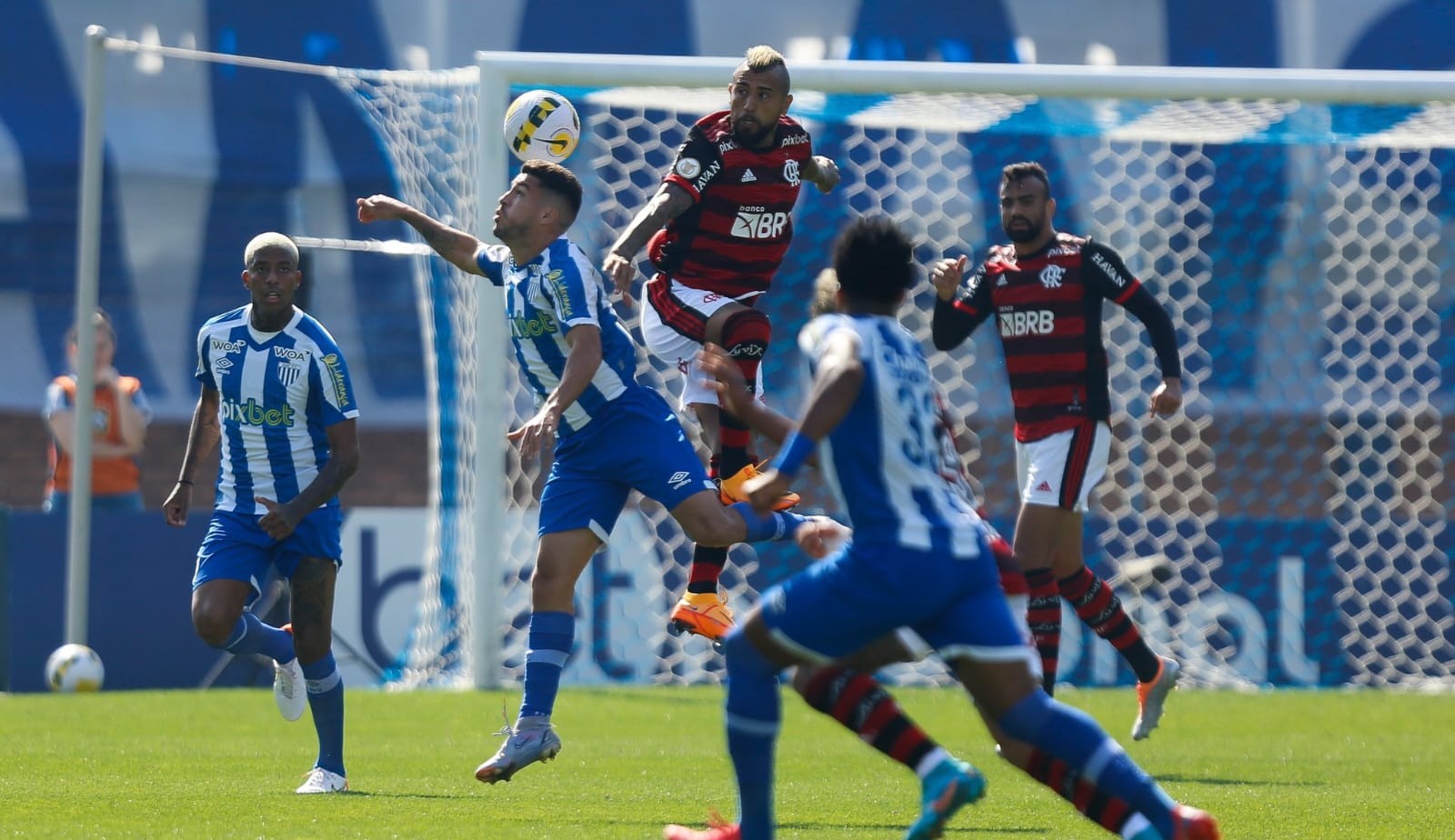 Flamengo vira contra o Avaí e se coloca de vez na briga pelo Campeonato Brasileiro