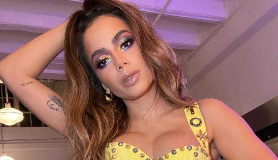 Anitta chega ao Brasil e dará início às gravações de seu reality
