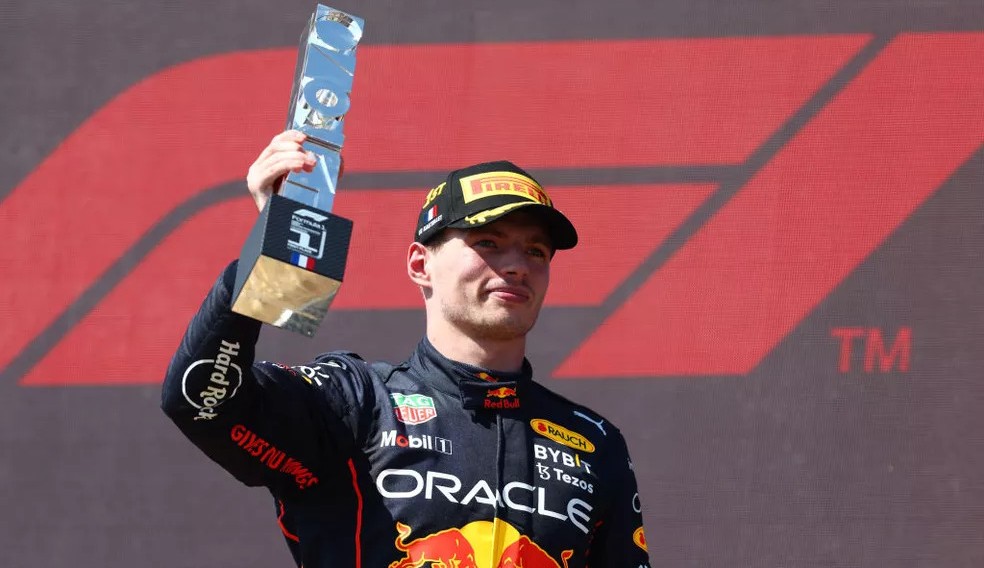 Em entrevista, Max Verstappen diz que a vantagem sobre Ferrari deveria ser menor