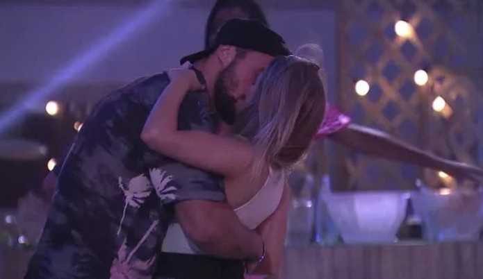 BBB 21: Carla Diaz e Arthur se beijam durante festa do líder