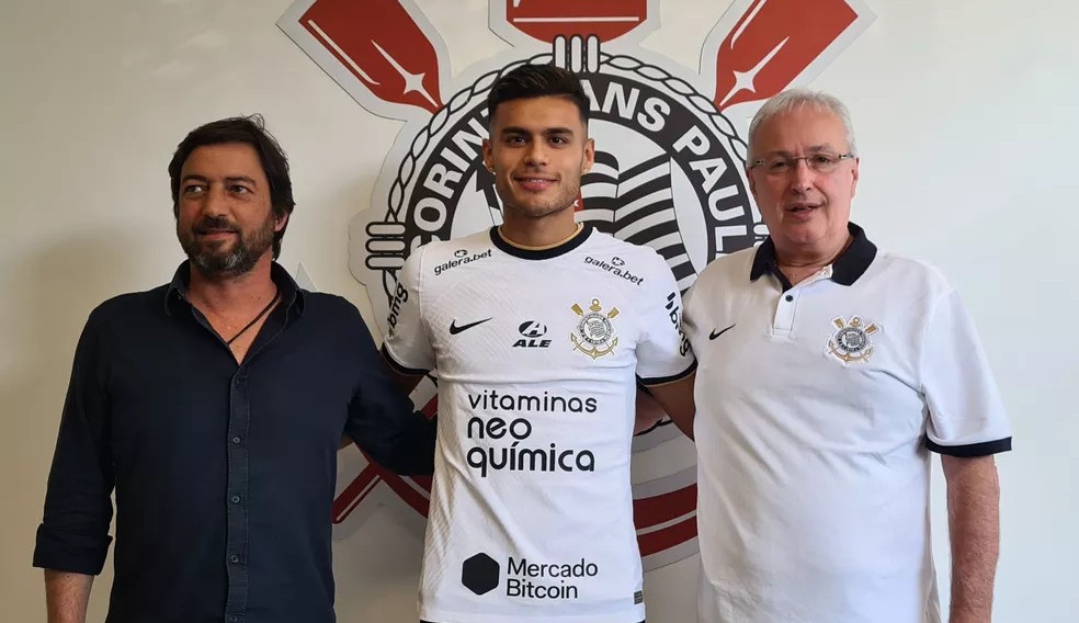 Corinthians apresenta o volante Fausto Vera