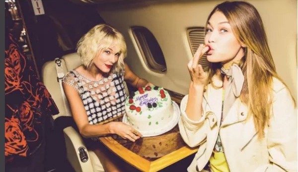 Estudo aponta Taylor Swift como celebridade que mais polui com voos de jatinho