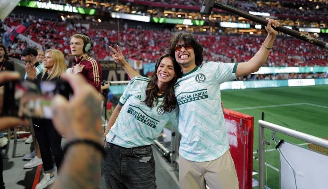 Fãs de Bruna Marquezine, suspeitam que ator de Besouro Azul estaria no Brasil junto com a atriz